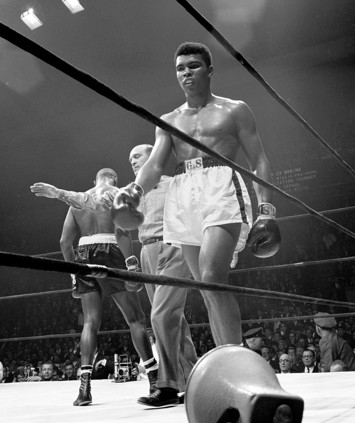 Clay vs Jones, Ali Walking to Corner