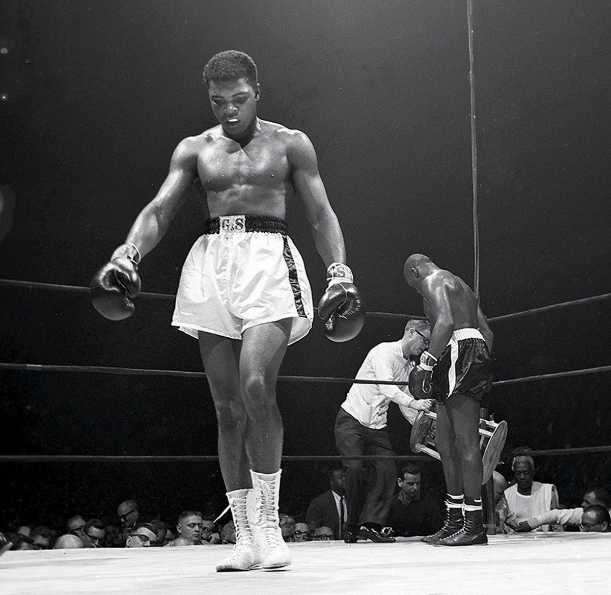 Clay vs Jones, Ali Walking Back to Corner, Head Down
