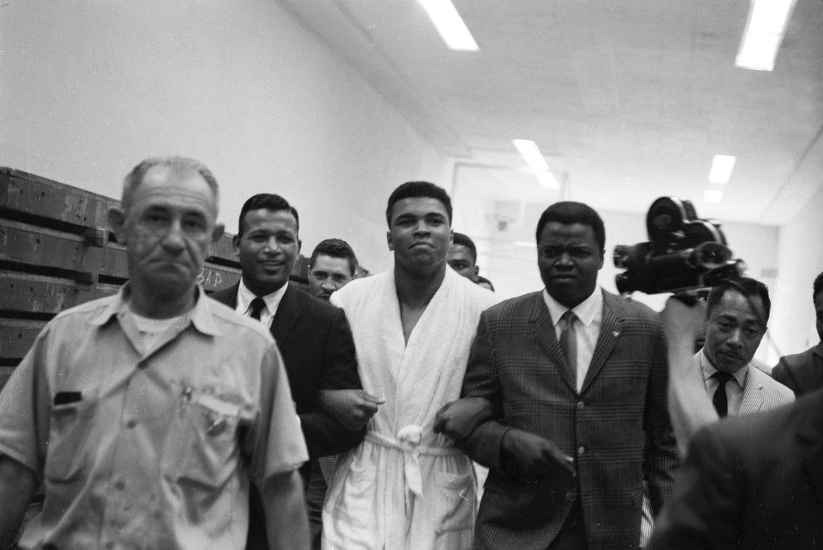 Ali vs Liston I, Ali Walking with Sugar Ray Robinson and Bundini Brown