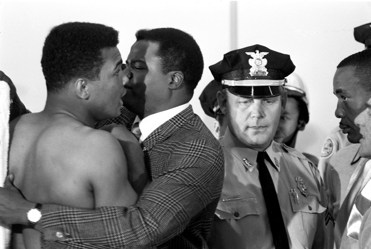 Ali vs Liston, Bundini Brown Restraining Ali