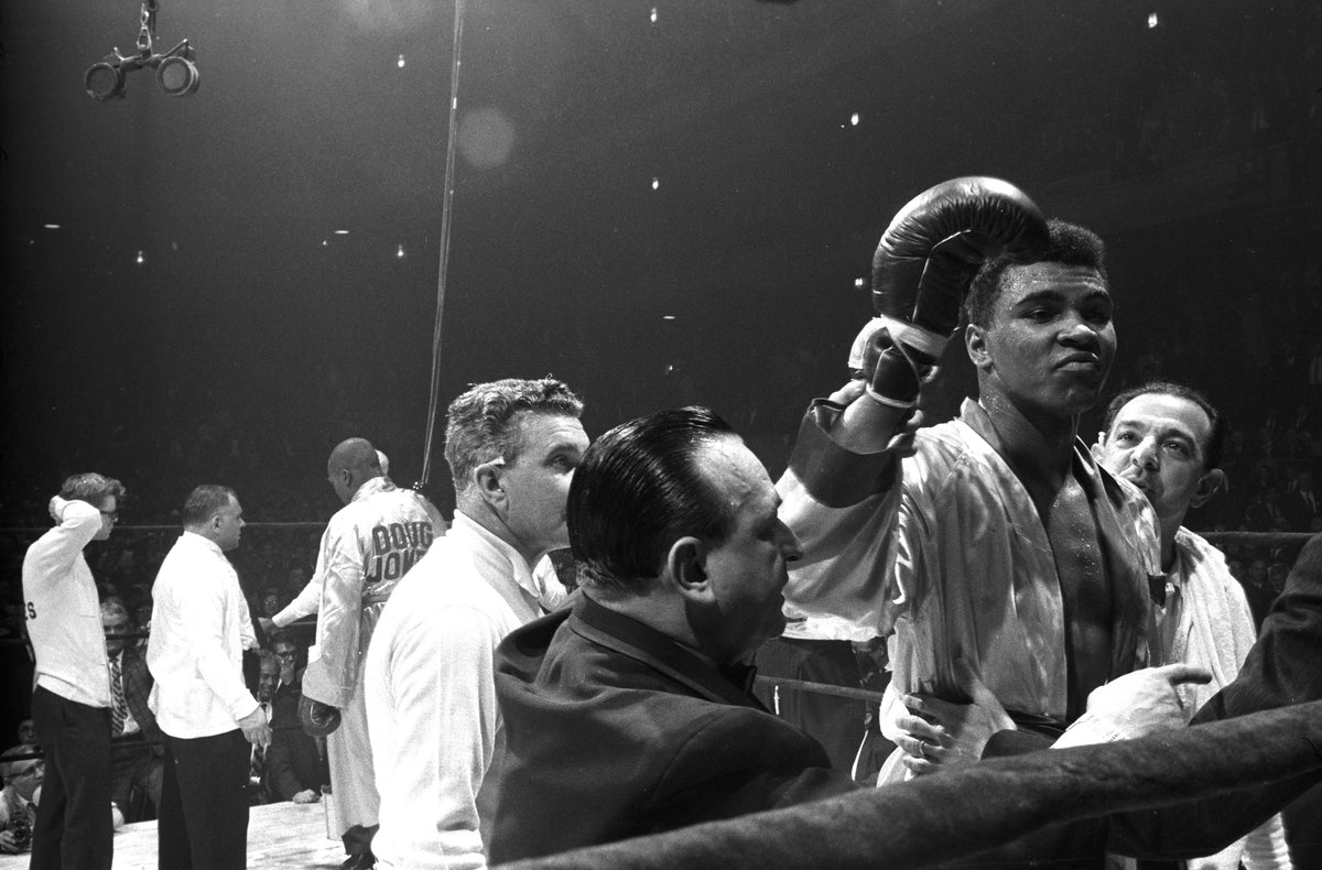 Clay vs Jones, Post-fight - Announcer Holding Ali's Arm Up