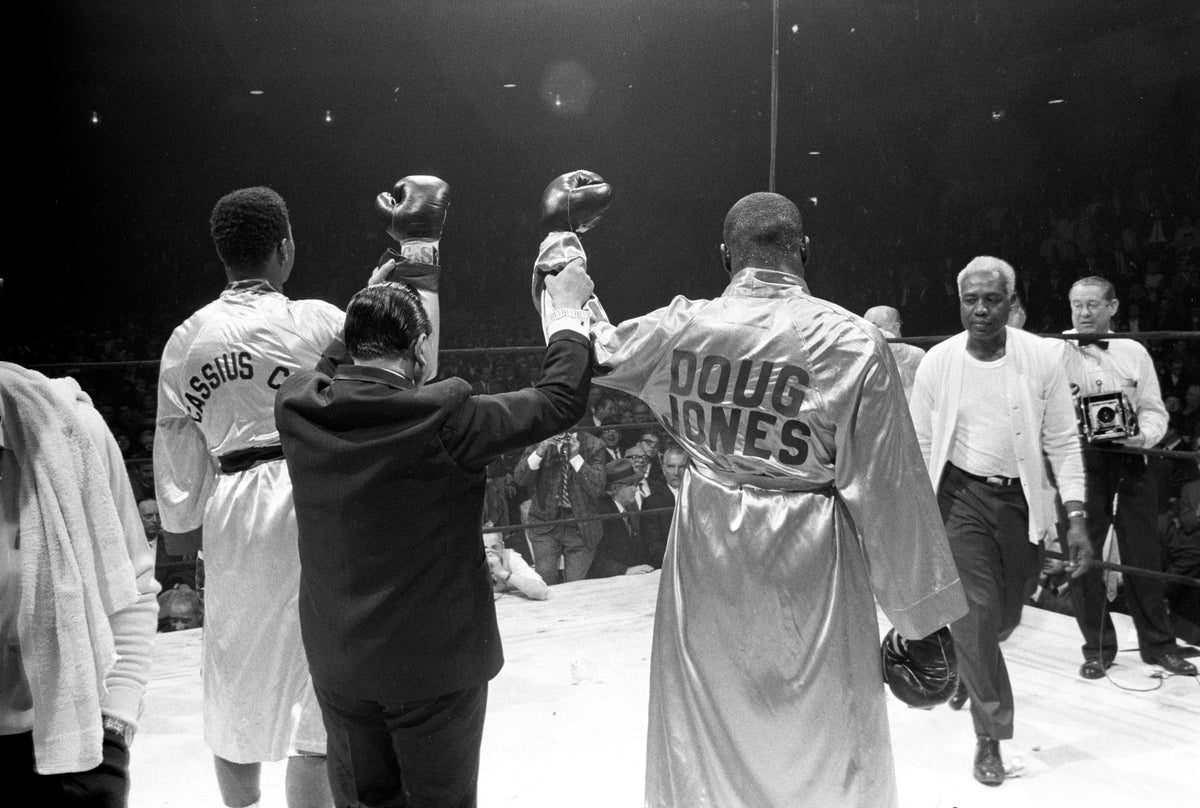 Clay vs Jones, Post-fight - Ali's and Jones' Arms Up