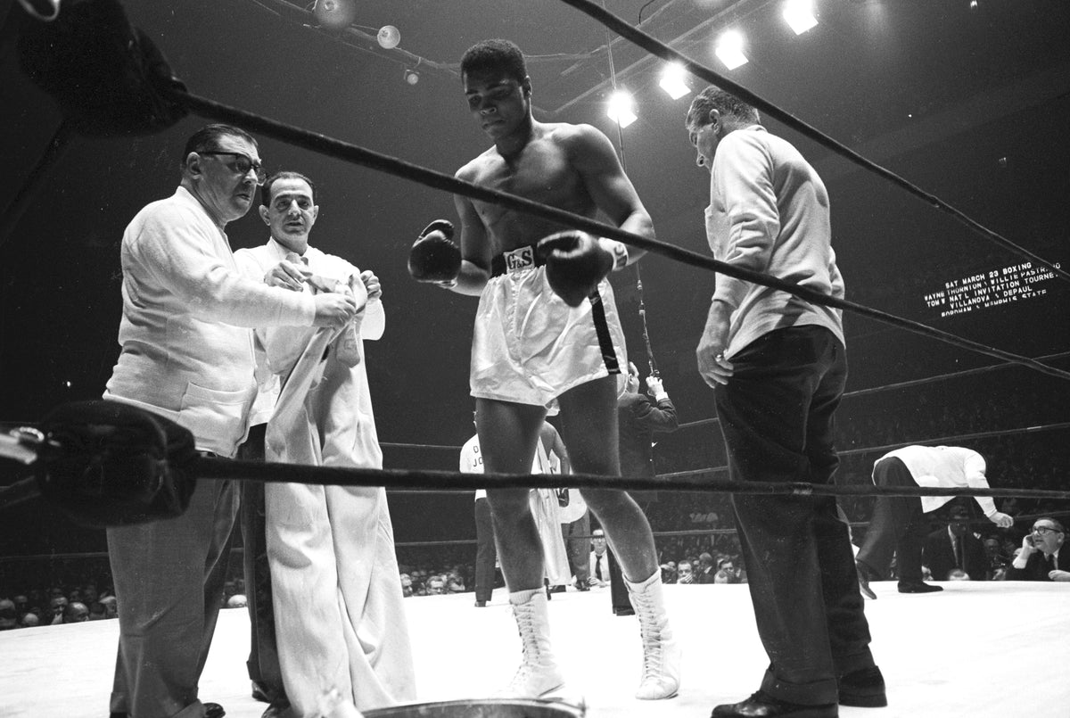 Clay vs Jones, Ali Walking to Corner Surrounded by His Cornermen