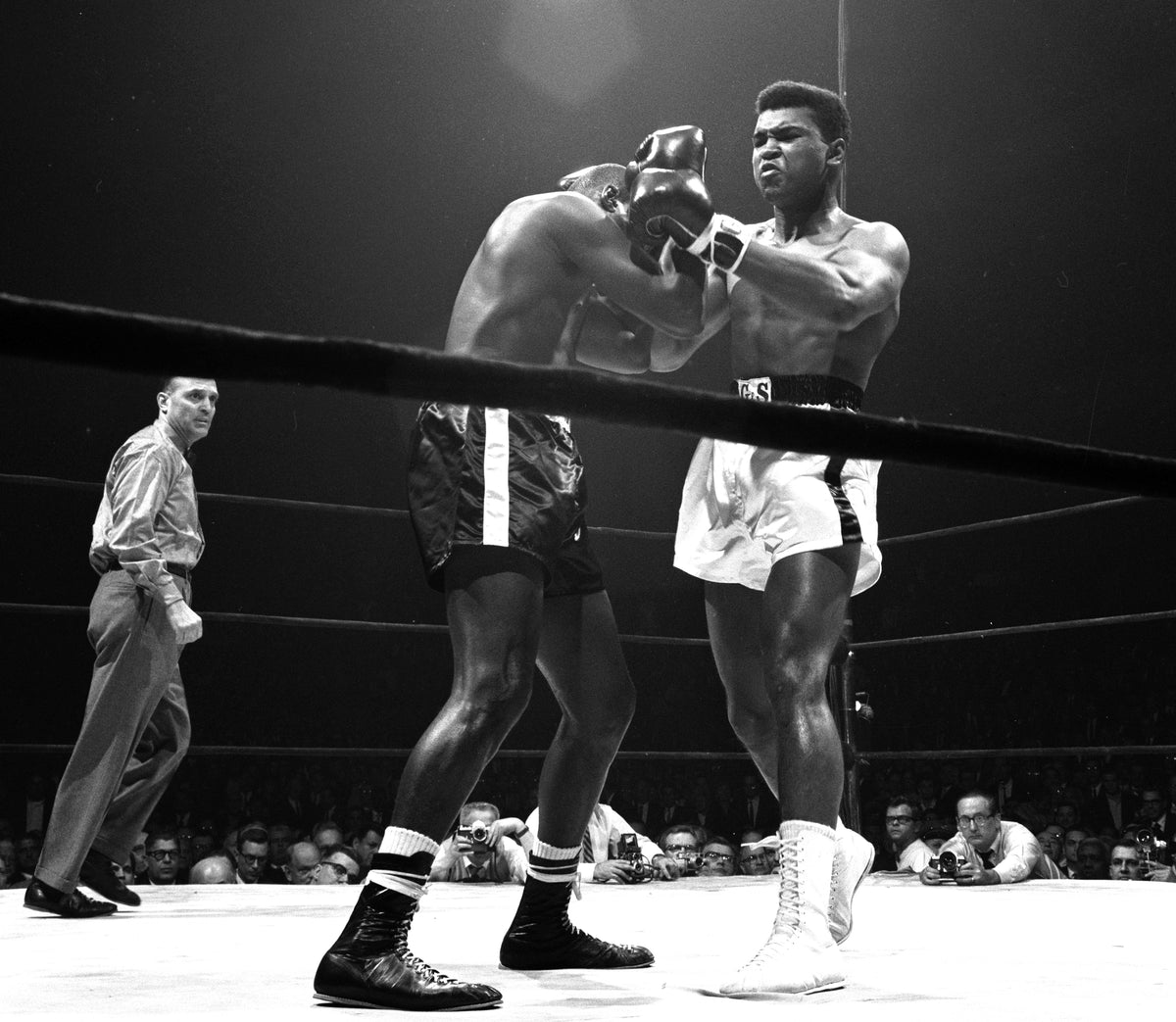 Clay vs Jones, Ali's Gloves on Jones' Head