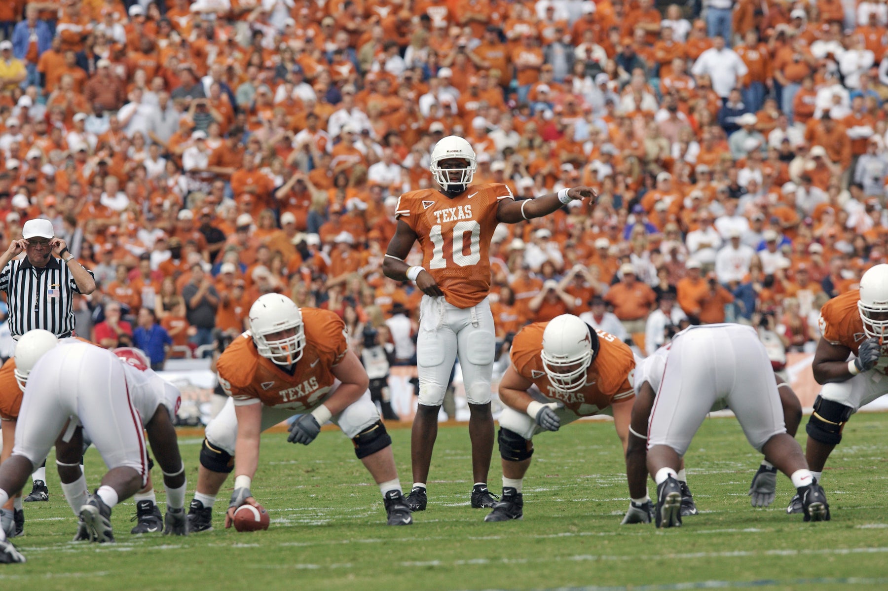 Texas vs Oklahoma, Vince Young on Line of Scrimmage