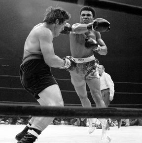 Muhammad Ali vs Oscar Bonavena, Ali Lunging at Oscar Bonavena
