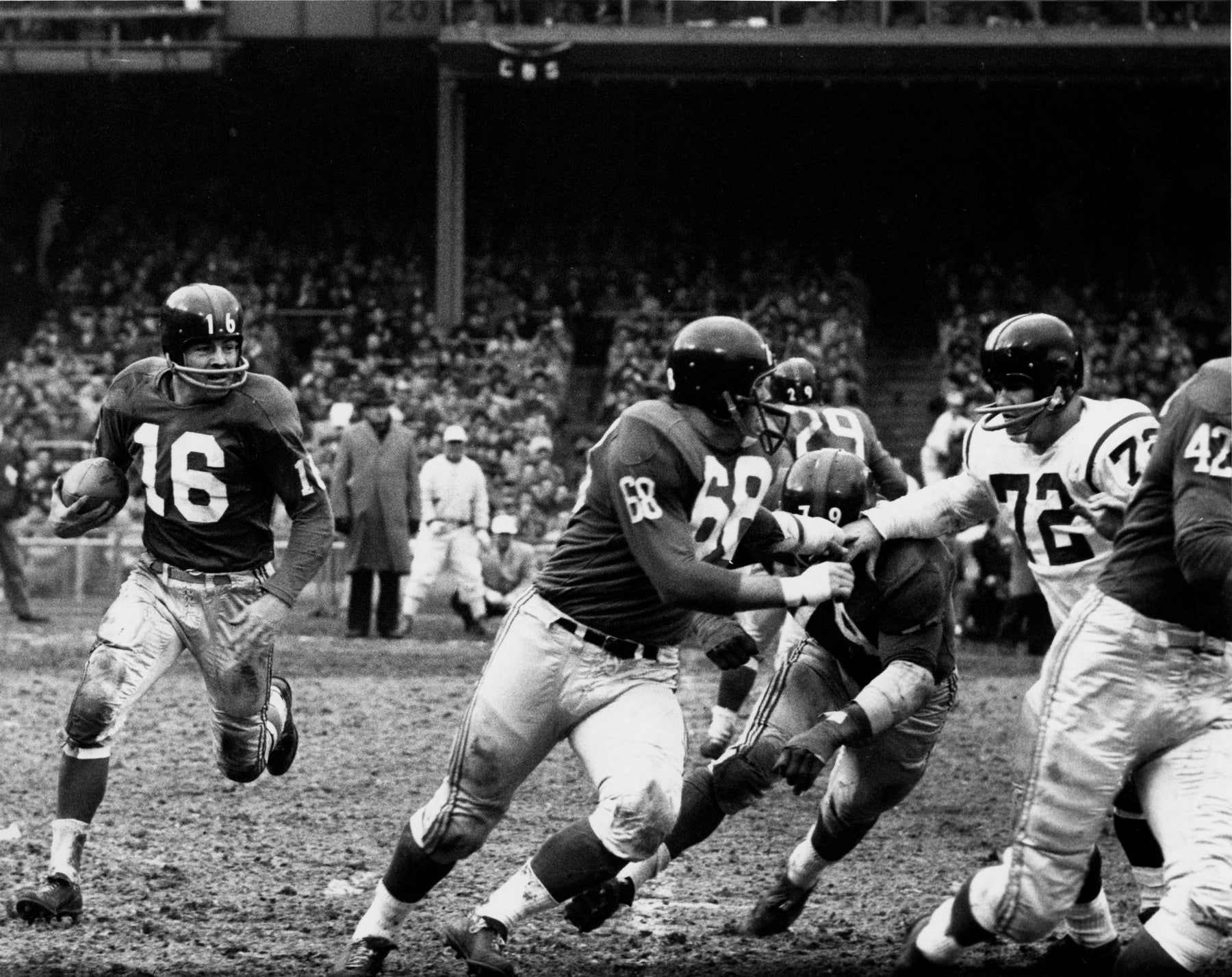 Frank Gifford Running with the Ball